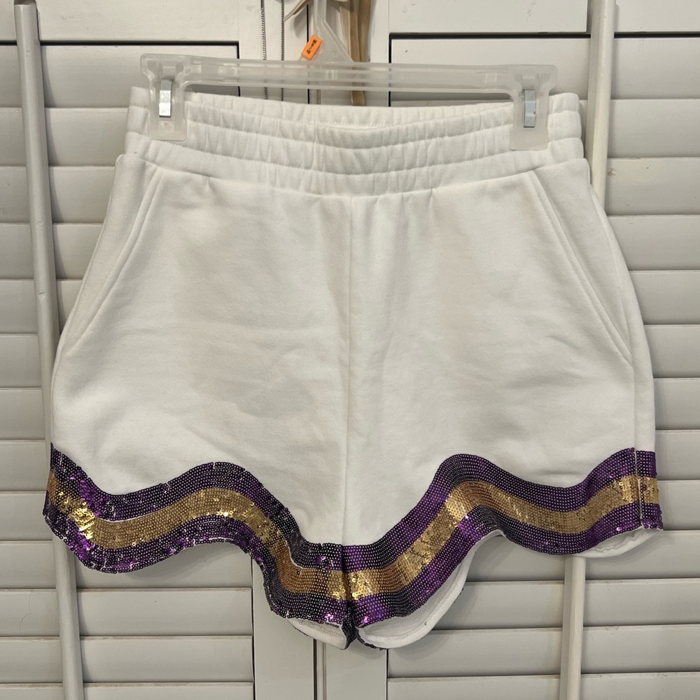 WHITE, PURPLE/GOLD WAVY SHORT